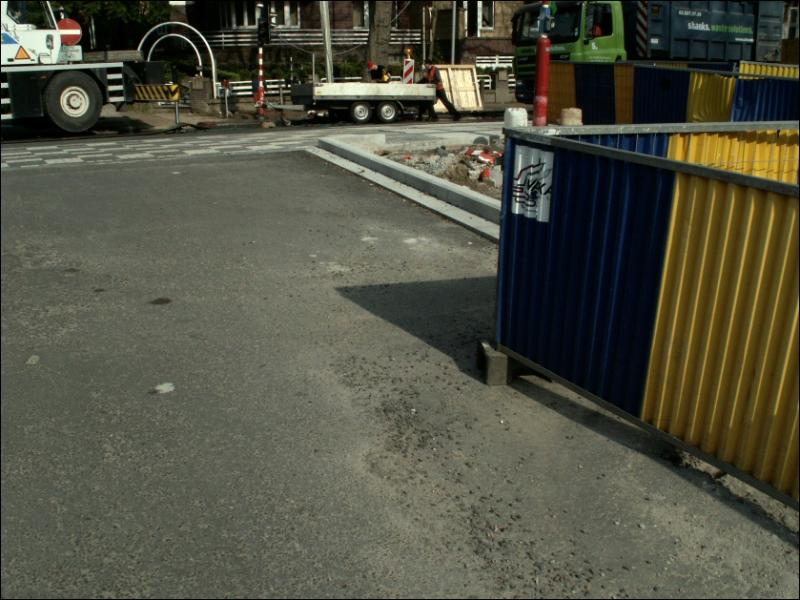 3/5/2006 - En arrivant de Tenreuken, les voitures ne voient pas la piste cyclable derrire ces panneaux...