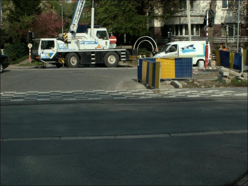 3/6/2006 - En arrivant de Tenreuken, les voitures ne voient pas la piste cyclable derrire ces panneaux.