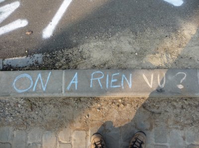 QUI a utilisé les craies de l'école pour écrire cela ? Je veux des noms !