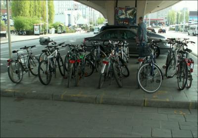 3/5/2006 - Le parking vélo est plein à craquer ! Il est 10h30 du matin.