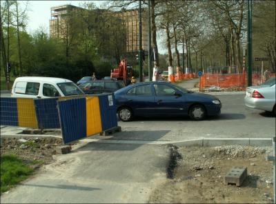 3/5/2006 - En arrivant de Debroux. Voiture à l'arrêt, les cyclistes doivent la contourner.