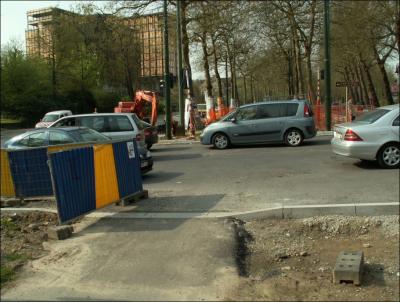 3/5/2006 - En arrivant de Debroux, les vélos ne voient pas les voitures derrière les panneaux... et inversément !