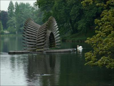 Ceci est une sculpture flottante, PAS une pagode.