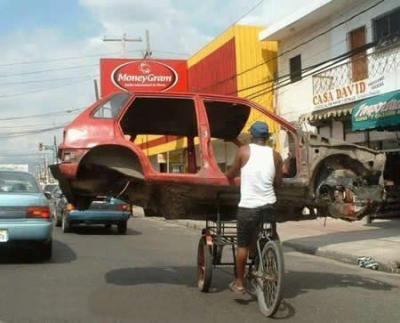 La voiture ne fait pas le poid face au vlo.