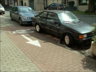 Voiture sur piste cyclable - Vieille rue du moulin - av. d'Andrimont (ICR1 et RV10).