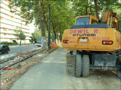 29/6/2006 - Cette grue est garée de telle sorte que deux cyclistes ne peuvent se croiser.
