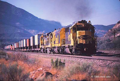 ATSF Freight Warbonnets through Cajon Station