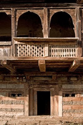 traditional kulu Valley House facade