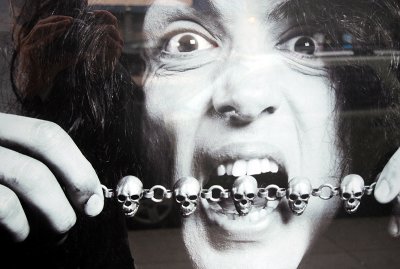 biting face