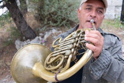 Musicien  lentre de Notre-Dame de la garde