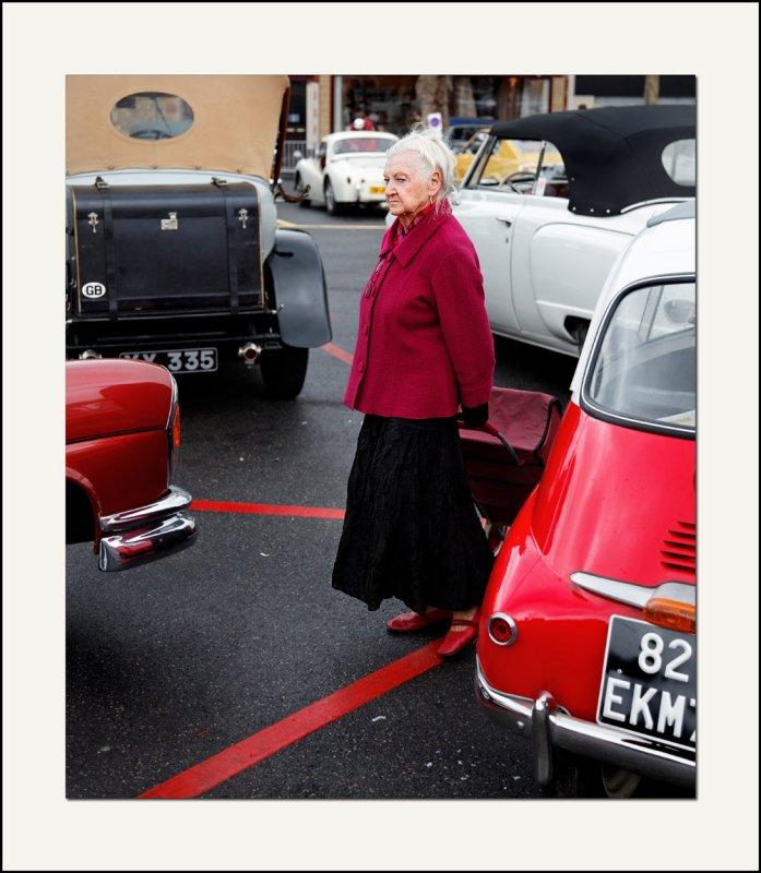 La dame qui regardaitles vieilles voitures
