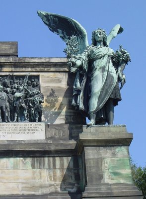 Deutscher Engel ;-)  Niederwald Denkmal bei  Ruedesheim