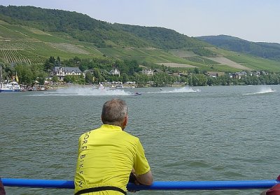 Hans-Juergen auf der Faehre bei Lorch...  schaut zum Speedboot-Rennen....