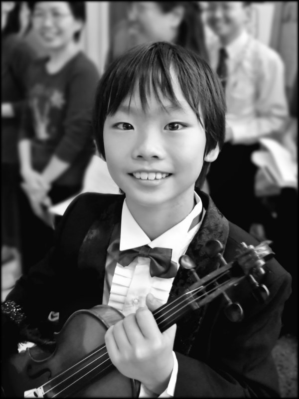 Korean violin player bw.jpg