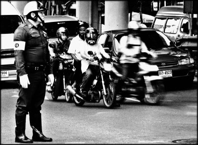 Trafik policeman Bangkok.jpg