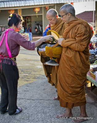 Donating Food_MG_7247.jpg