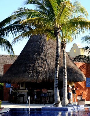 El Cielo Adult Pool Bar