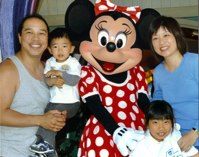 disneyland_hi_04_2011.jpg