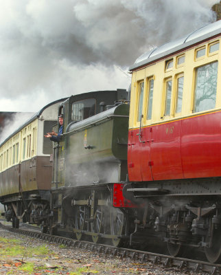 GWR 0-6-0 PT sandwiched between the coaches on the auto train
