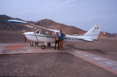 a punt de pujar per veure les lnies de Nazca