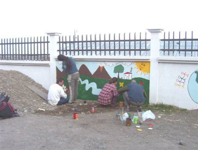 pintant el mur de l'escola