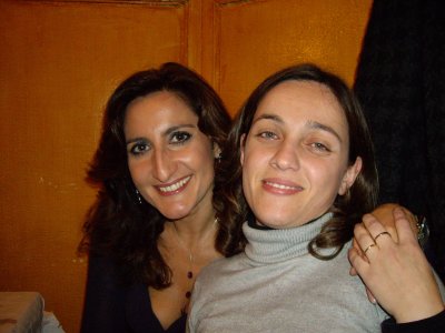 l'Eva i l'Anabel... q li passa a l'Anabel amb les fotos que sempre surt amb aquesta cara d'extasiada?!