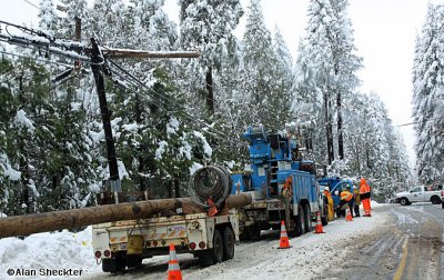 Snapped pole poised to be replaced along the Skyway in Magalia