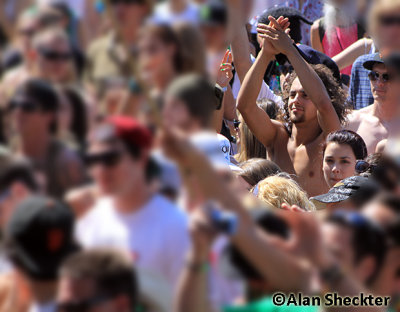 Main stage crowd for Rootz Underground