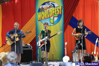 Good Lovelies (Kerri Ough, Sue Passmore, Caroline Brooks) - Oak Tree Stage