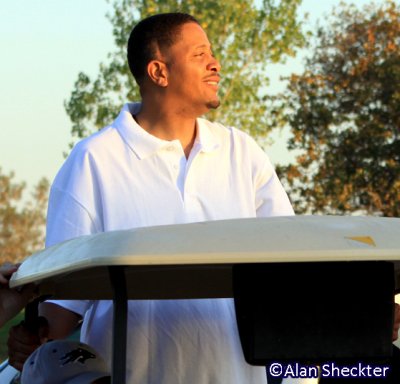 Chali 2Na catches a ride