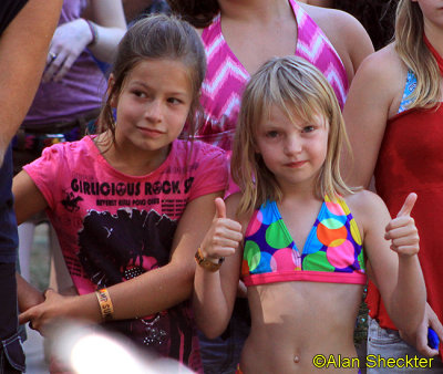 Thumbs-up for Delhi 2 Dublin - Pine Tree Stage