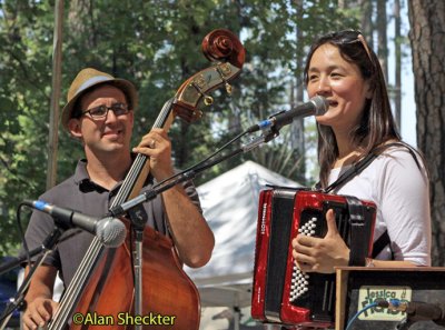 Jessica Fichot and her band