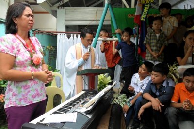 final blessing by Pastor Minguito.JPG