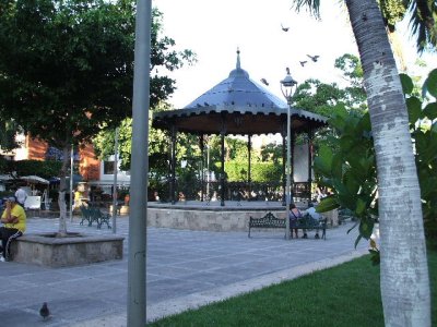 Puerta Vallarta, Mex-town square in the old city