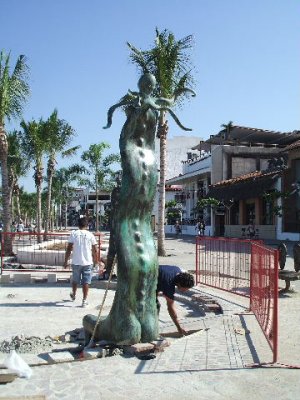 Puerta Vallarta, Mex-very weird sculptures