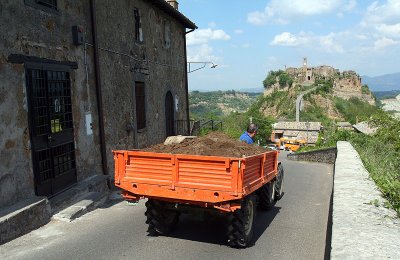 Road in Bagnoregio to the footbridge 6611