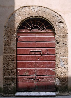 Streets and doors of the old city 6801