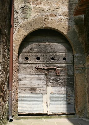 Streets and doors of the old city 6810