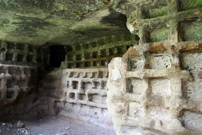 Etruscan cave at Sovana Necropolis 6718