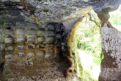 Etruscan cave at Sovana Necropolis 6723