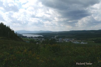 Le lac Tmiscouata au loin, la campagne du Bas St Laurent  0702.jpg