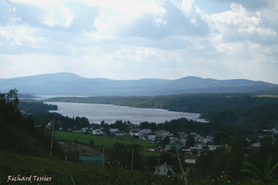 Le lac Tmiscouata au loin, la campagne du Bas St Laurent 0703.jpg