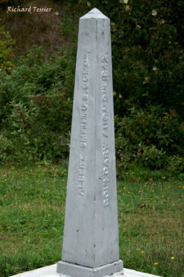Pohngamook, La borne frontalire Canada - -U 0711.jpg