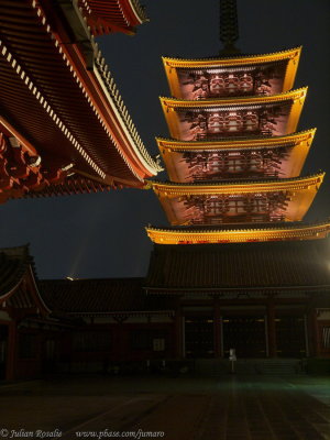 Asakusa; Sensoji temple by night. (雨の夜の浅草寺）