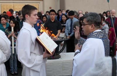 OLG_EasterVigil_07Apr2012_ 004 [600x389].JPG