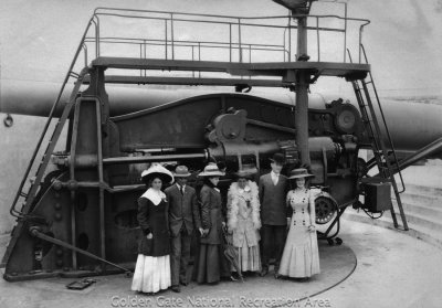 12-in dc gun & visitors, Btry Mendell, Ft Barry 1908 (GOGA)