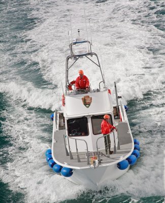 NPS boat approaching cruise ship to pick up rangers