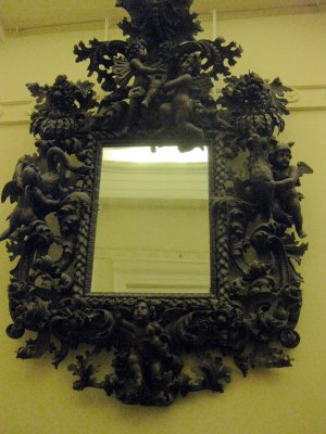 What detail on this mirror!