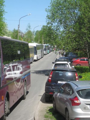 Buses trying to find parking at Peterhof Palace