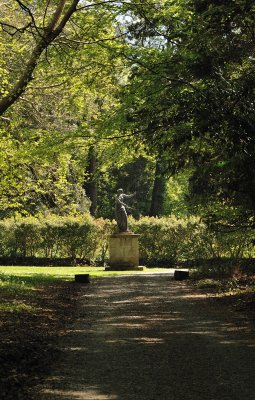 The beckoning goddess in the sunfilled avenue